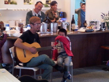 ヨッシーが慧のために即興の唄をうたう ヨッシーが慧のために即興の唄をうたう