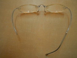 耳にひっかける部分がない！