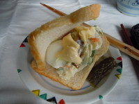 パンは竃を使って薪で焼きます