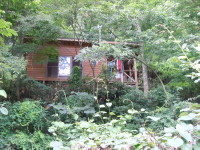 裏山にあるゲストハウス