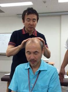 正しいシャンプーのやり方のデモ